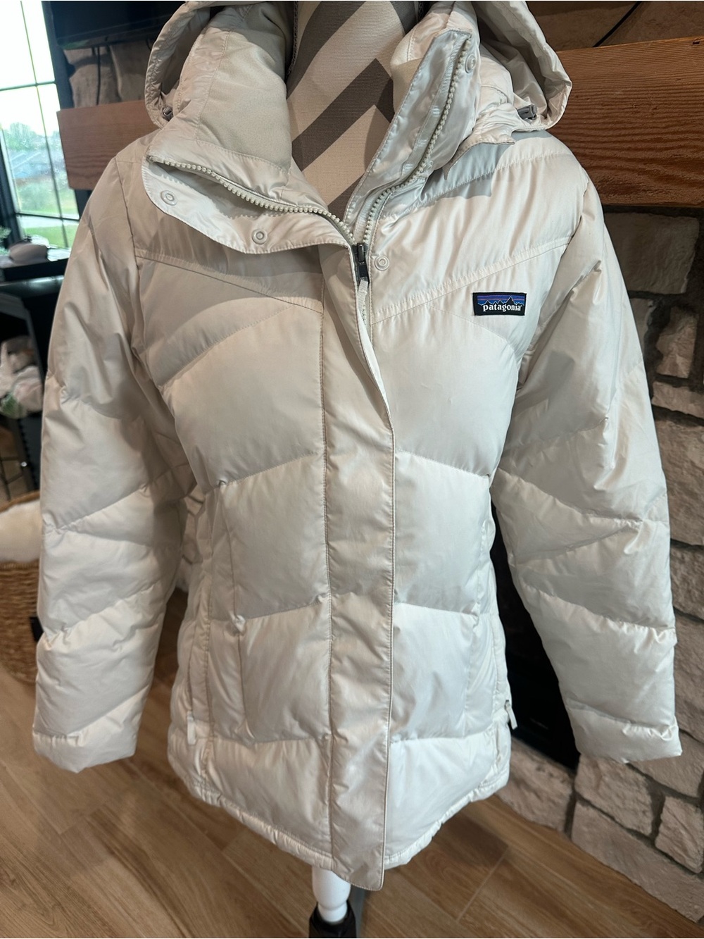 Patagonia Women’s Hooded Puffer Jacket – Size Large – Ivory/Cream SZ L - Picture 4 of 10